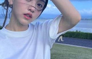 尤果网 - 乔依琳透明主题摄影：原图细节，揭示她独特审美的图片之旅！.txt
