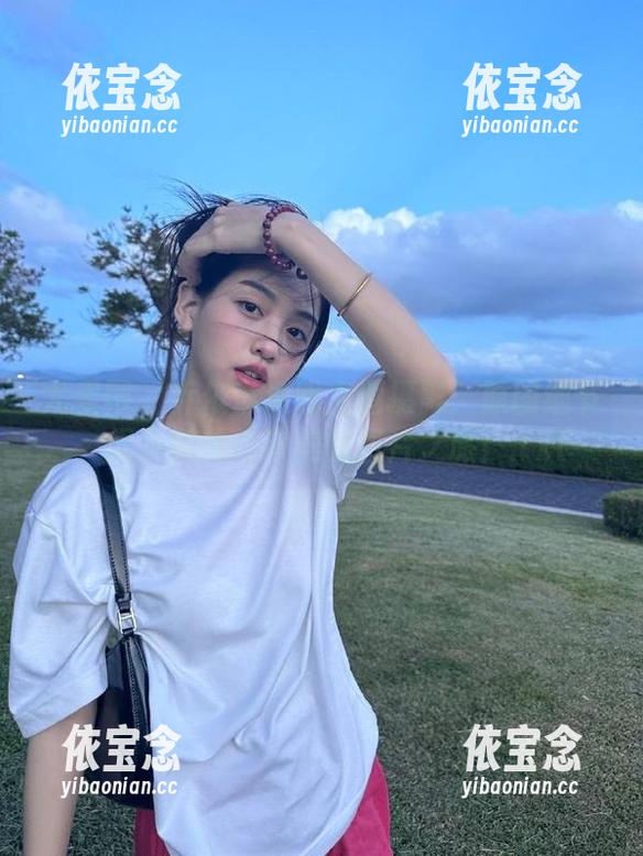 尤果网 - 乔依琳透明主题摄影：原图细节，揭示她独特审美的图片之旅！.txt