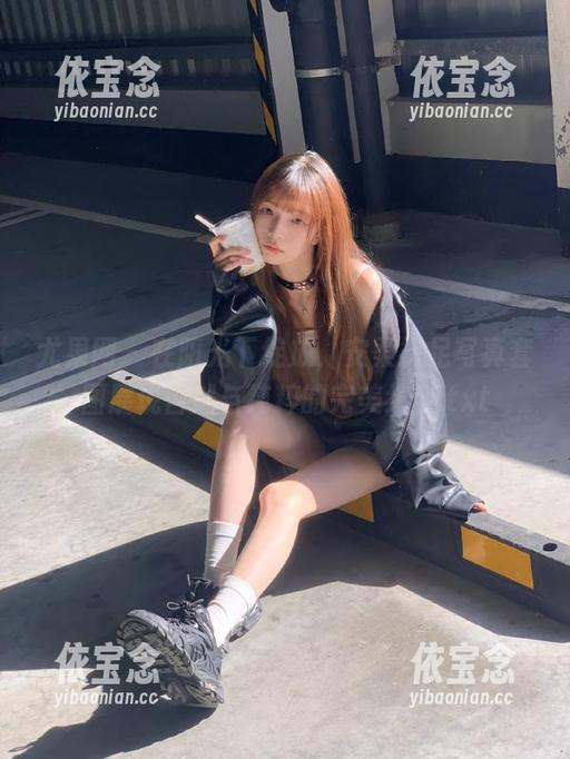 尤果网 - 在阳光下绽放，安柔裸足写真套图展现自然与纯粹的完美结合.txt