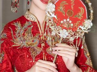 笑着面对：抖娘利世的女友写真合集，带你领略另类情感.txt