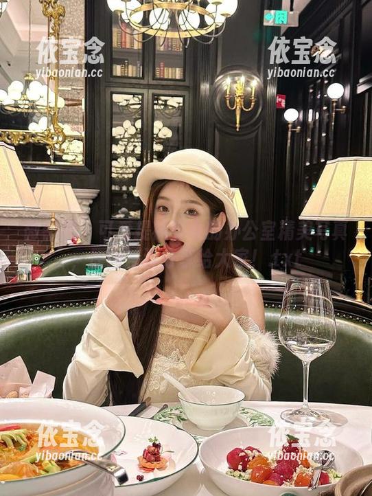 微密圈 - 可爱提袜少女的办公室精美写真，原图精选分享给大家！.txt