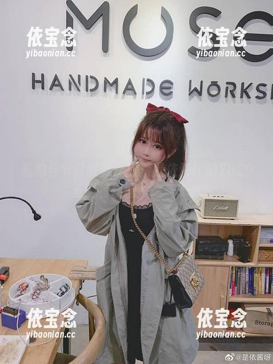 私拍与节日共舞：探索是依酱吖的2020圣诞特辑图片之美.txt