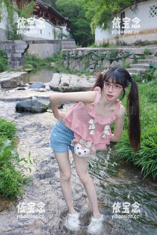 月下摄影 - 独特视角下的秀秀私房图包，带你领略死库水的无限魅力！.txt