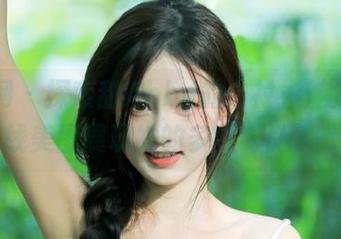 果团网 - 探索甜Abby的白衬衫魅力，在线美图展现她的多变时尚.txt