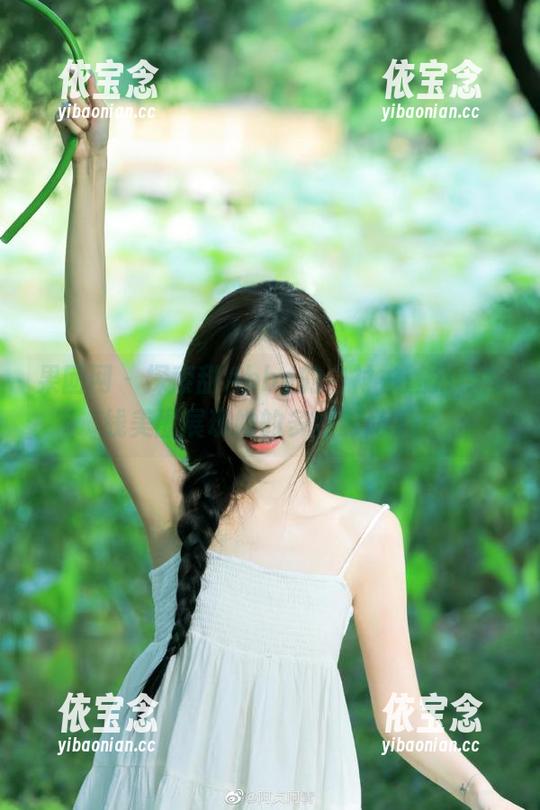 果团网 - 探索甜Abby的白衬衫魅力，在线美图展现她的多变时尚.txt