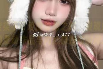 跟随柒柒不可爱的瑜伽之路，发现她图包中的灵动作品与内心碰撞的瞬间.txt
