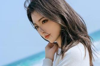 捕捉瞬间：桃良阿宅女友在最新图库中的清新写真作品.txt
