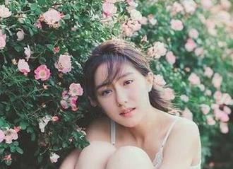 梦丝女神 - 乔儿空姐系列高清照片，展现她在蓝天白云间的青春与活力！.txt