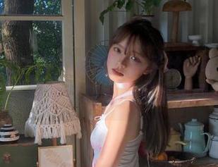 森萝财团 - 梦幻时刻：卉子丝袜写真在线美图，带你领略她的美丽瞬间.txt