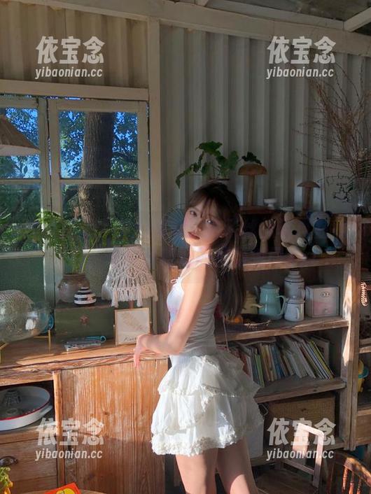 森萝财团 - 梦幻时刻：卉子丝袜写真在线美图，带你领略她的美丽瞬间.txt