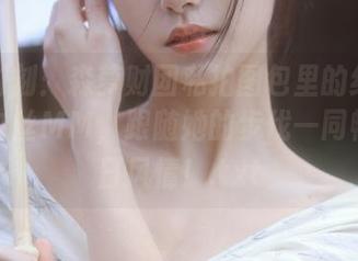 闪耀时刻：森萝财团私拍图包里的红色格子裙白丝MM，跟随她的步伐一同畅享夏日风情！.txt