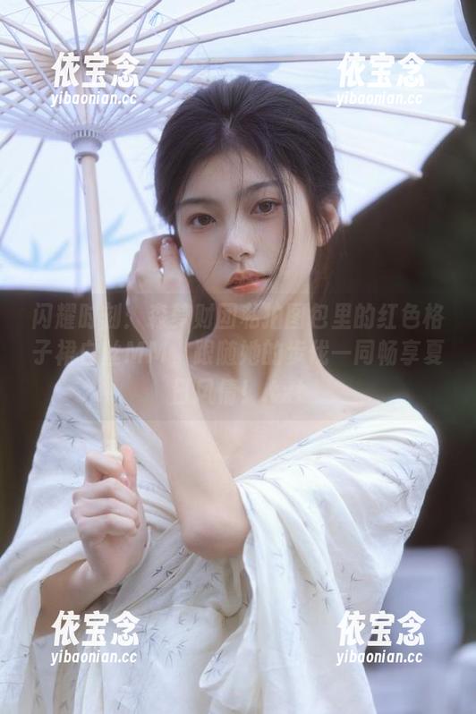闪耀时刻：森萝财团私拍图包里的红色格子裙白丝MM，跟随她的步伐一同畅享夏日风情！.txt