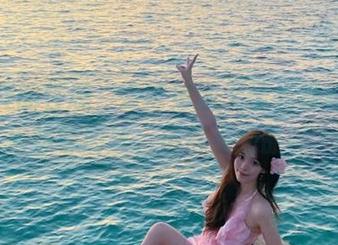 不一样的性感，森萝财团无圣光写真里的可爱妹妹肉丝，值得细细品味.txt