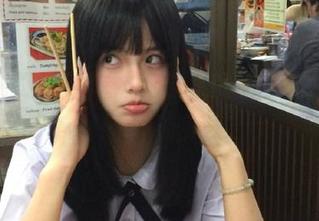 高清捕捉黑丝妹妹玩手机的甜美瞬间，森萝财团全新资源.txt