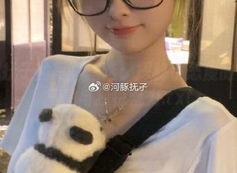 河豚抚子的写真精选：探秘小恶魔的神秘气息与独特魅力.txt