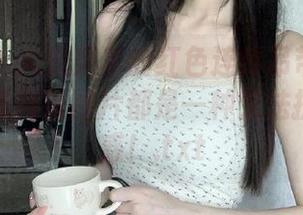 微密圈 - 火龙果羊的红色连体吊带写真集：每一张高清图片都是一种无法抗拒的诱惑！.txt