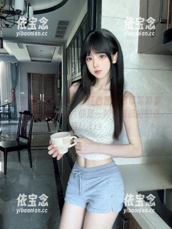 微密圈 - 火龙果羊的红色连体吊带写真集：每一张高清图片都是一种无法抗拒的诱惑！.txt