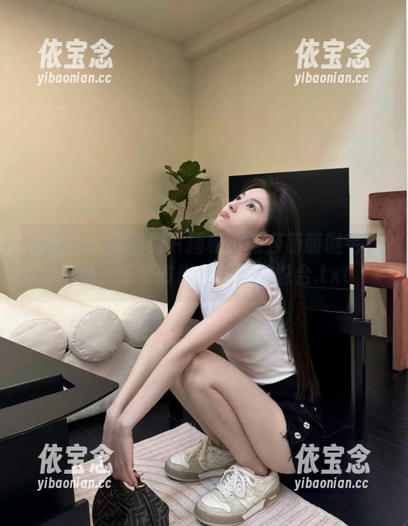 爱蜜社 - 高清图片揭秘小丽莎萌萌哒毛衣作品，感受时尚与温暖的融合.txt