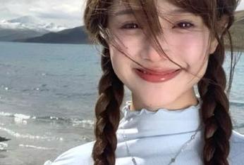 绚丽泳衣与无圣光的融合：白露Bululu作品捕捉夏日海滨的美丽瞬间.txt
