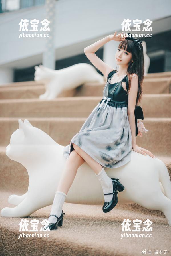 祖木子兔玩绿草坪写真美图，网盘资源让你尽情享受艺术.txt