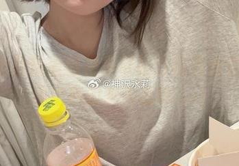 神沢永莉绫蛋糕裙吊带袜汐时尚合集，展现出色的时尚品味.txt