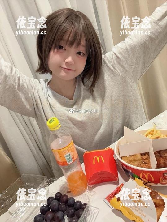 神沢永莉绫蛋糕裙吊带袜汐时尚合集，展现出色的时尚品味.txt