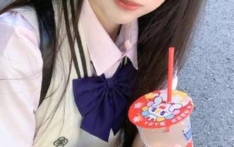秀人网 - 淋漓尽致的Lovely璐璐：她的自拍写真图集与你分享私密之美.txt