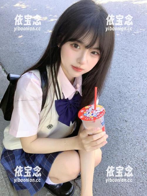 秀人网 - 淋漓尽致的Lovely璐璐：她的自拍写真图集与你分享私密之美.txt
