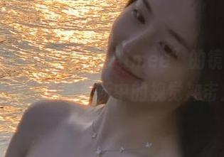 秀人网 - 跟随“久久Aimee”的镜头，感受“黑白”写真更新中的视觉冲击力.txt