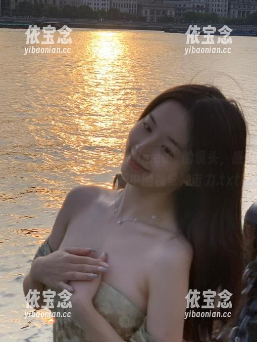 秀人网 - 跟随“久久Aimee”的镜头，感受“黑白”写真更新中的视觉冲击力.txt