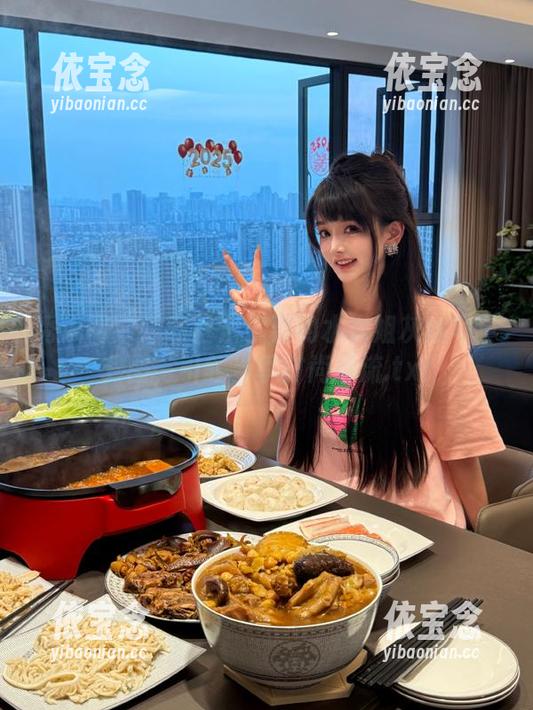 秀人网 - 透着丝滑优雅的水水姐灰丝写真套图，引领当季时尚潮流.txt