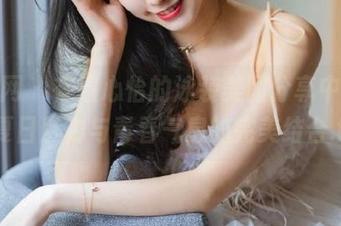 秀人网 - 在温心怡的泳装美图分享中，发现夏日魅力与青春气息的完美结合.txt