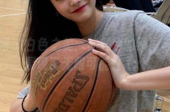 秀人网 - 白色之美：苏曼兮的原图与图片展现了无限可能性.txt