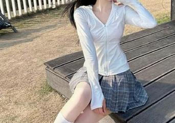 秀人网 - 白裙的柔美：软软爱吃肉最新写真合集分享，尽显温柔与妩媚.txt