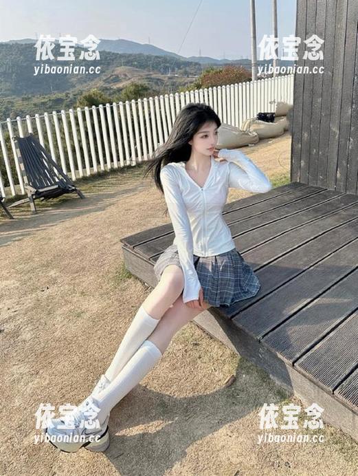 秀人网 - 白裙的柔美：软软爱吃肉最新写真合集分享，尽显温柔与妩媚.txt