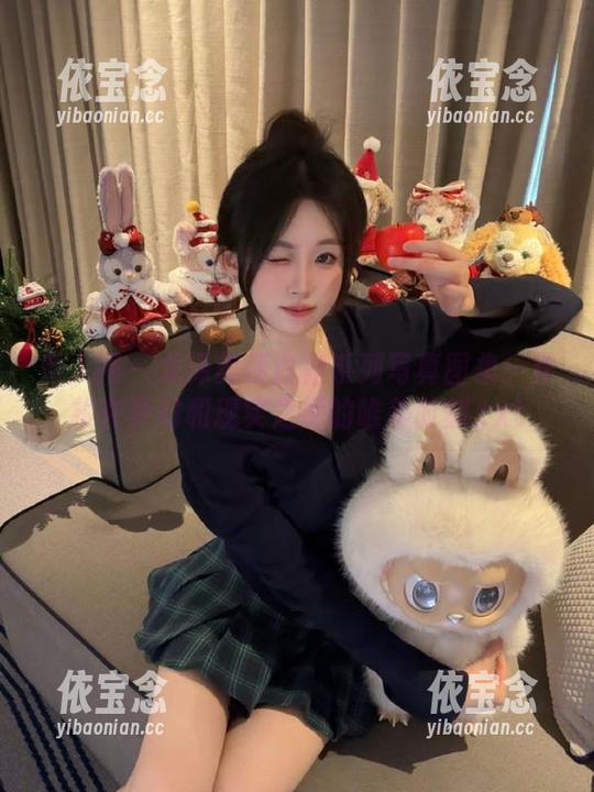 秀人网 - 龙泽美曦白裙系列写真图集：穿梭在梦幻和现实之间的唯美时刻.txt