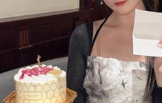 走进秋楚楚不秃头的兔女郎世界，精选作品展示她的独特风采.txt
