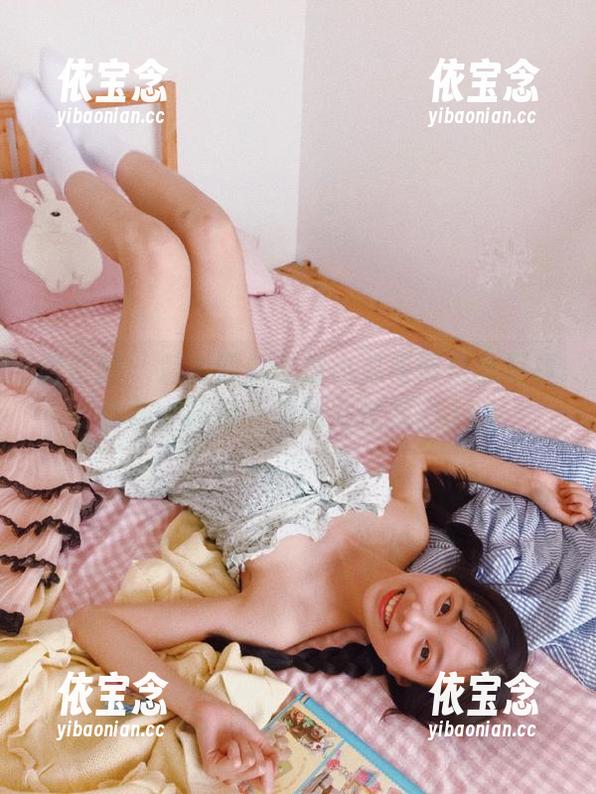 微密圈 - 魅力四射的童小芯吊带白丝写真合集，释放无限的女性魅力.txt