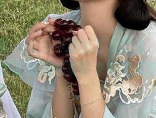 紧急企划 - 感受小恩的艺术灵感，明日香写真作品套图合集带来视觉盛宴.txt