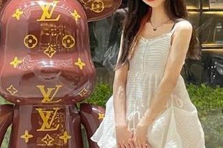 走进草地白丝的梦幻场景，织梦映像为你献上精美写真图库的完美之作.txt