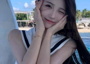 绮梦摄影 - 露露裸足写真在最新图库中大放异彩，真实与梦想的完美结合.txt