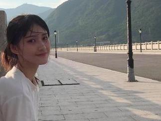 美媛馆 - 夏茉GIGI丝袜写真分享：她如何通过每一幅作品展现女性的自信与优雅.txt