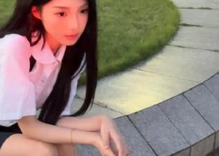 美媛馆 - 许诺Sabrina泳装魅力大全：分享专属图库，捕捉她在水边的动人瞬间.txt