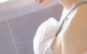 袜小喵最新力作：帅气纯白喵写真原图，展现独特魅力与个性风格。.txt