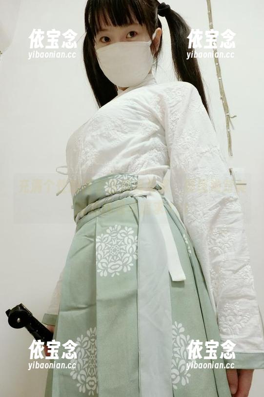 充满个性的西尔酱眼镜写真，展现她对美图的执着与追求.txt