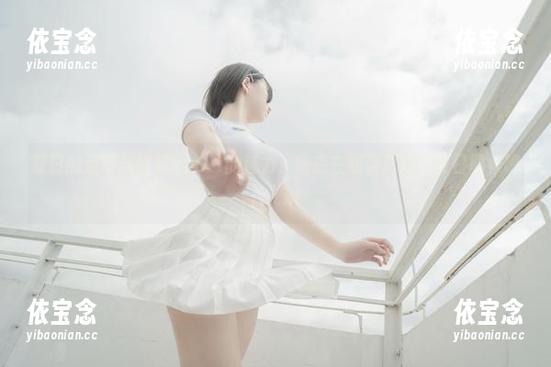 夏日的温暖与阿薰kaOri的魅力，快来在线浏览她的夏日图集吧！.txt