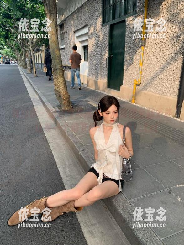 雅拉伊 - 瑶瑶经典网袜写真原图全新更新，让每一个细节都动人心弦！.txt