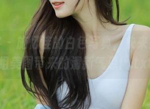 青豆客 - 施忆佳的白色写真，快来感受这组美图带来的清新气息！.txt