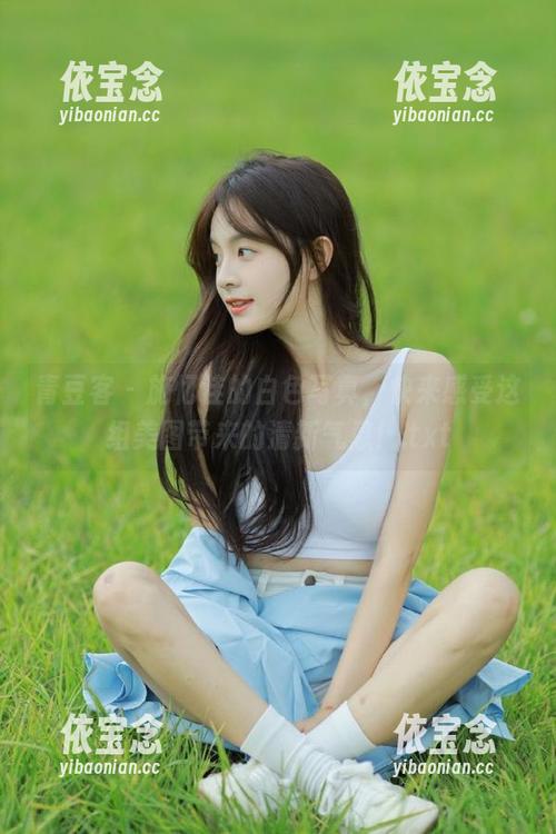 青豆客 - 施忆佳的白色写真，快来感受这组美图带来的清新气息！.txt