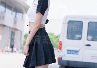 青豆客 - 最新莫雅淇美脚套图，绝对会让你嫉妒她的完美腿部线条！.txt